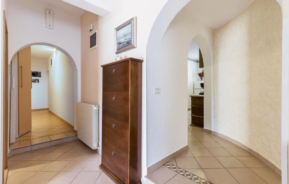 2 Bedroom Beach Front Home In Vabriga