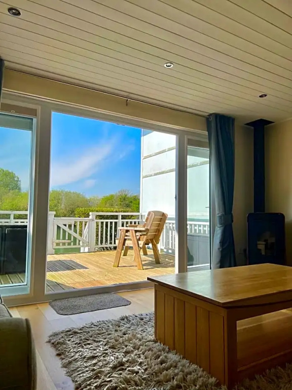 Pet-Friendly Waterside Lodge - Cotswold Water Park