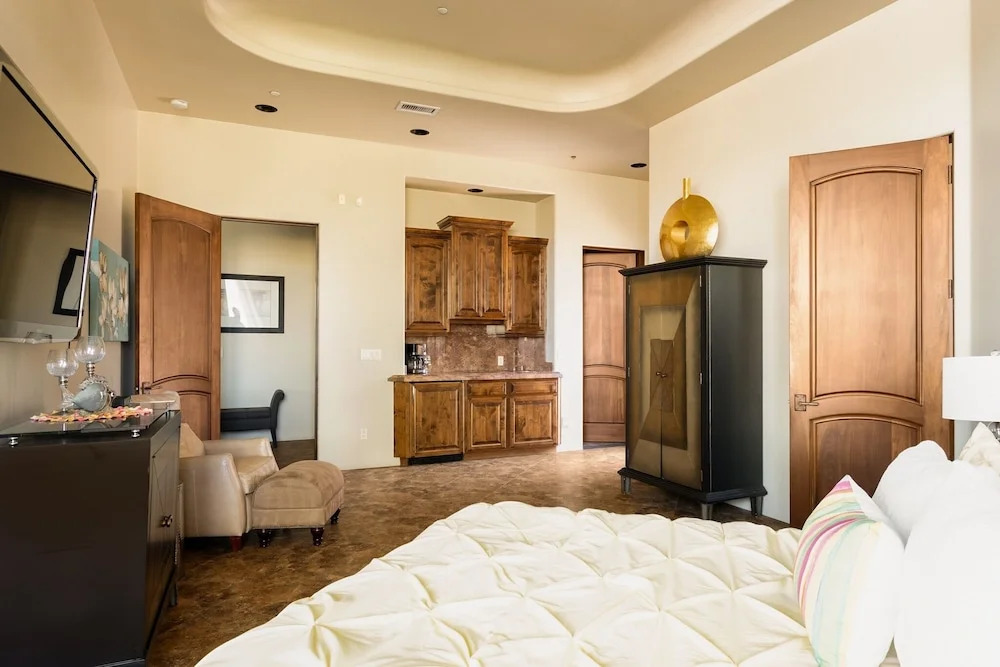 All-Suite Tuscan Home W/ Pool, SPA & Sports Court Home
