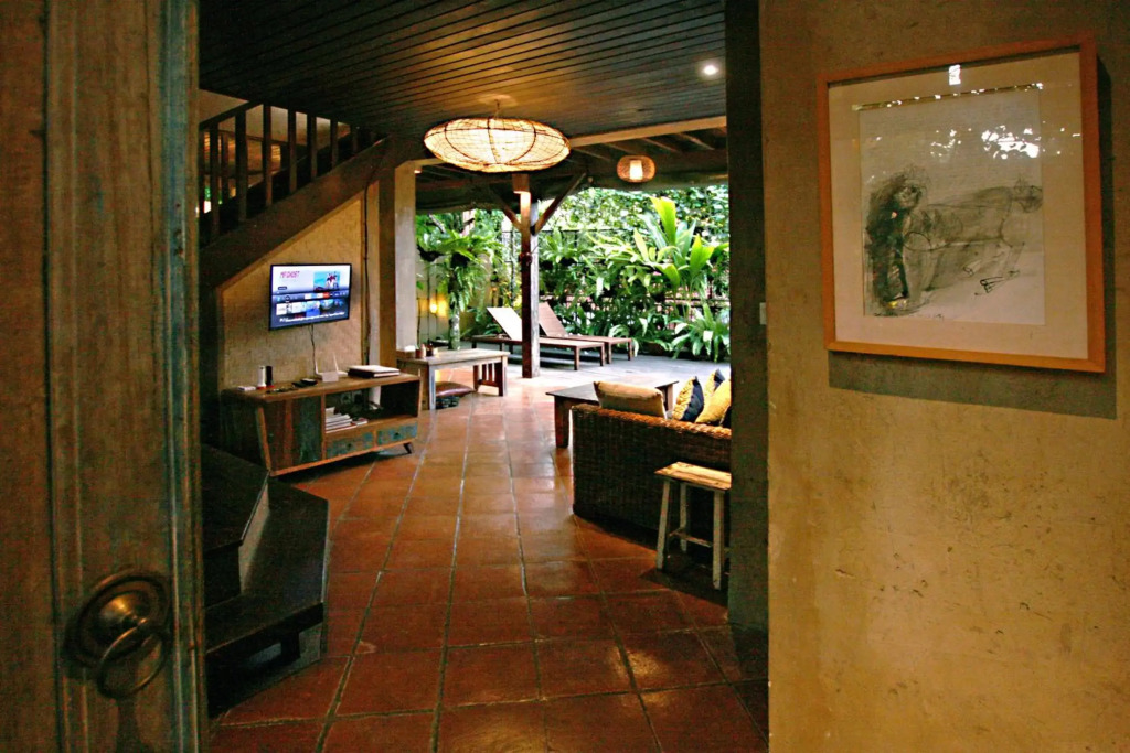 Artist Eco Villa With Wood And Clay