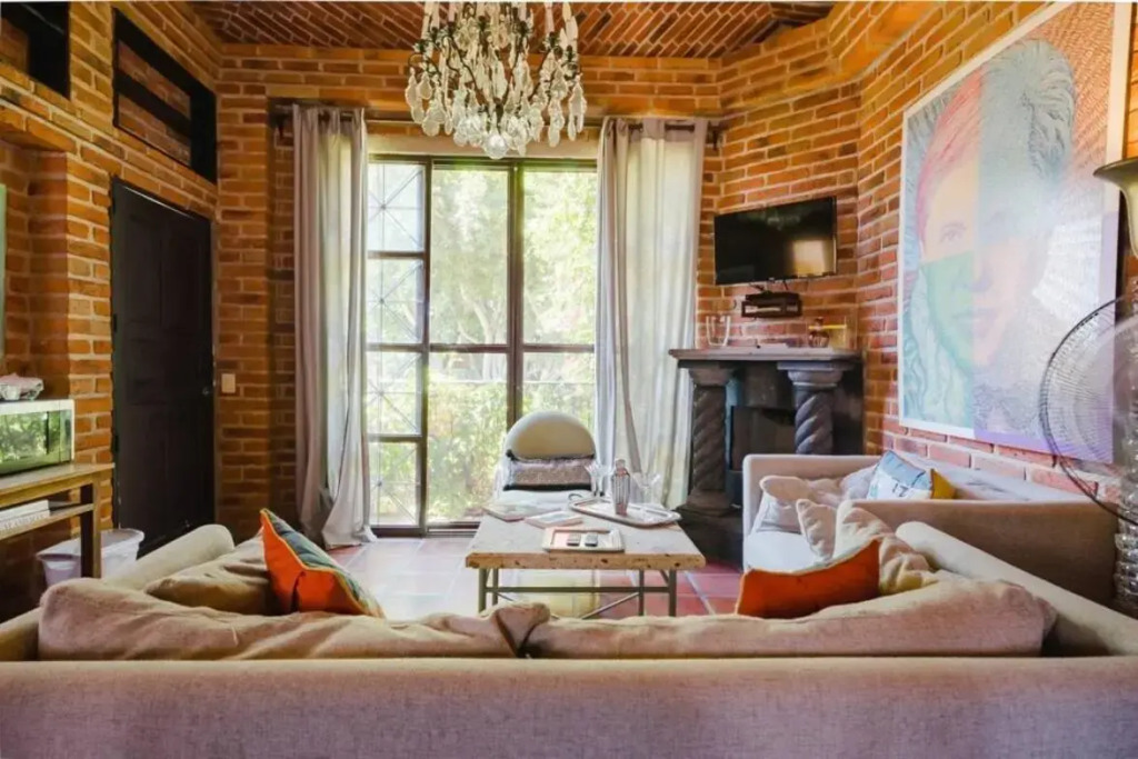 Be a Diva in the Queen's Suite at Inn Ajijic