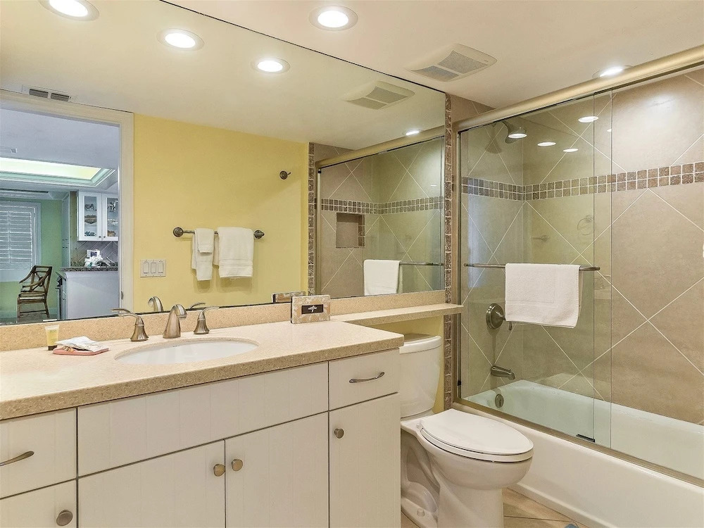 Shorewood Condos by Dream Vacation Rentals