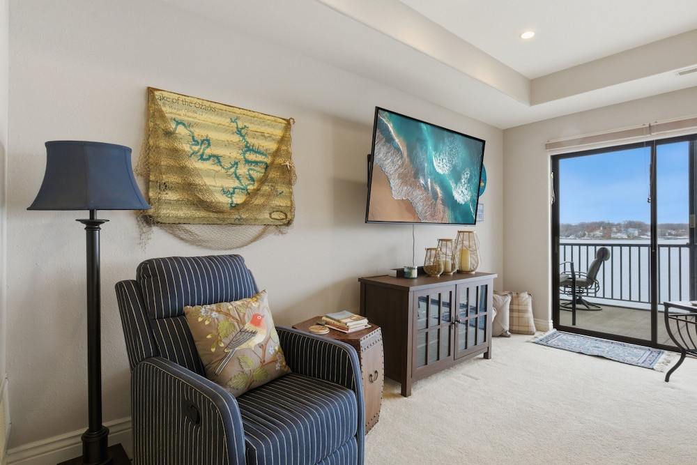 Lakeview Condo at The Falls w/ Wraparound Screened Porch, 2 PWC Slips & Pools at 2 MM