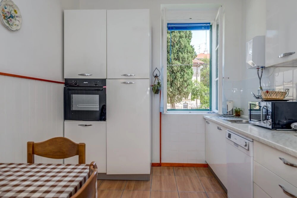 Large 100 m2 apt w Balcony in the Heart of Split