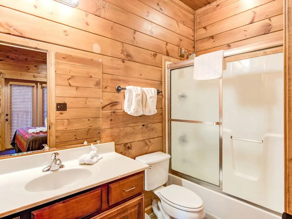 The Great Escape II 5 Bedroom Mountain View Home with Hot Tub