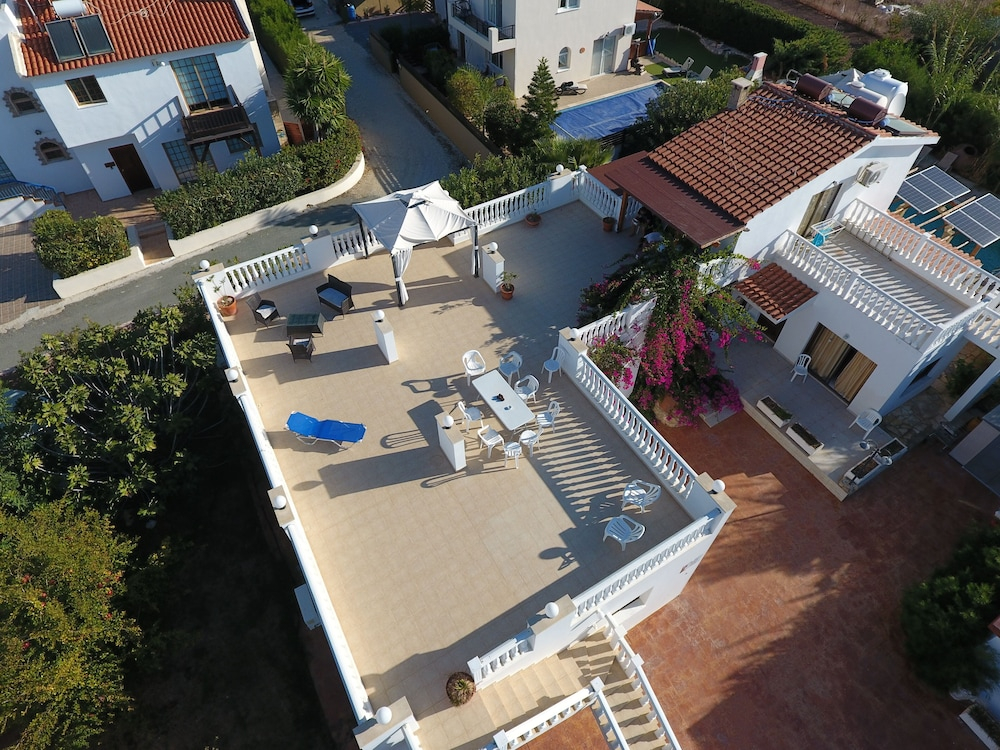 Huge ! Lovely! Private! Villa in The Heart Of Coral Bay! Car Not Essential !