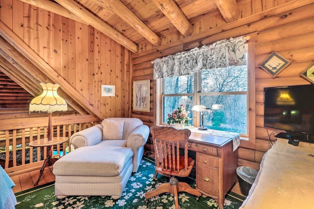 Gatlinburg Log Cabin w/ Hot Tub & Mountain Views