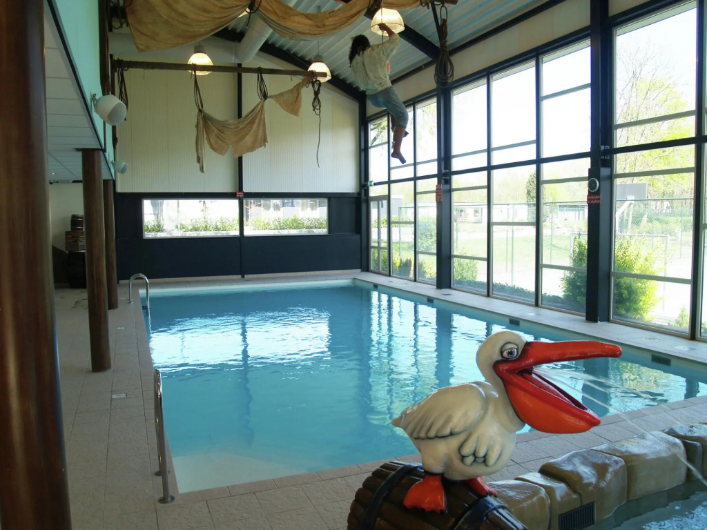 Well-maintained chalet with microwave, on a holiday park close to the Biesbosch