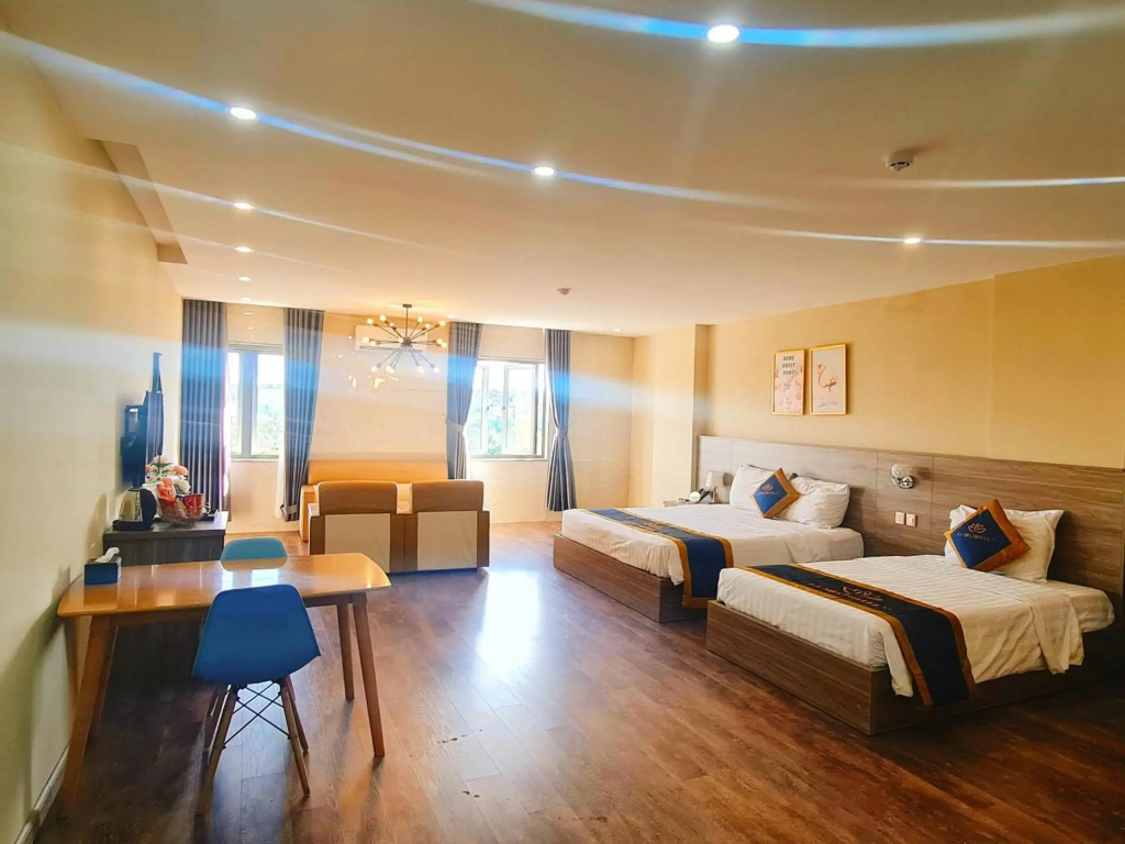 LA MIA Lakeview Hotel