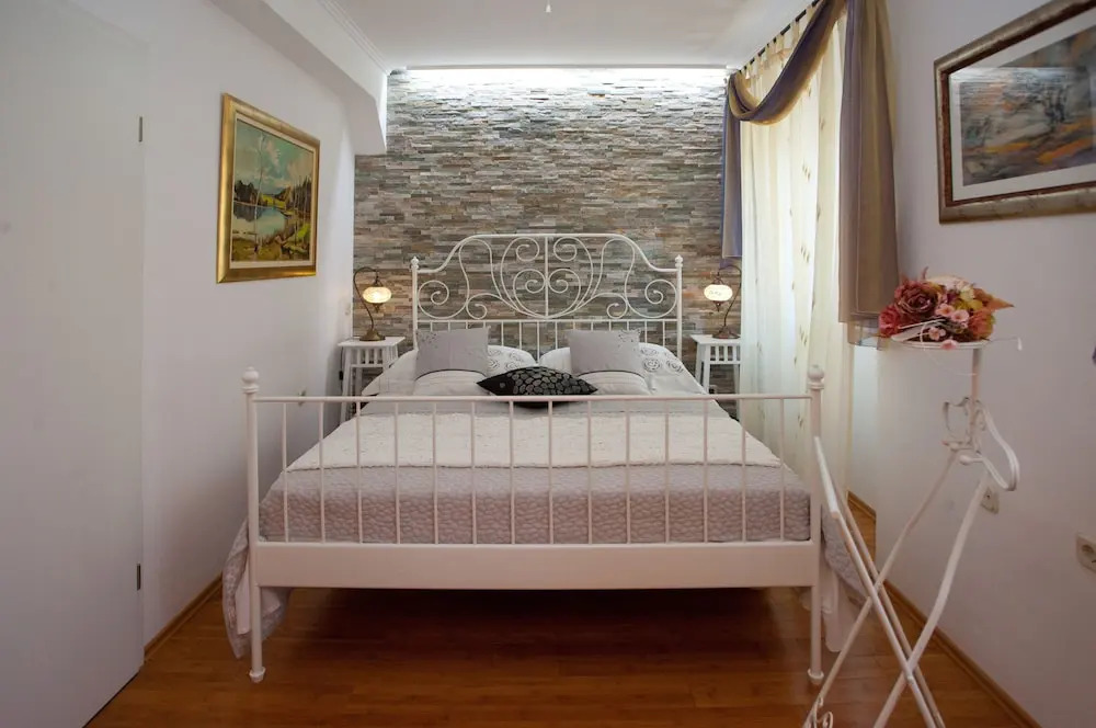 Split Theatre Apartments