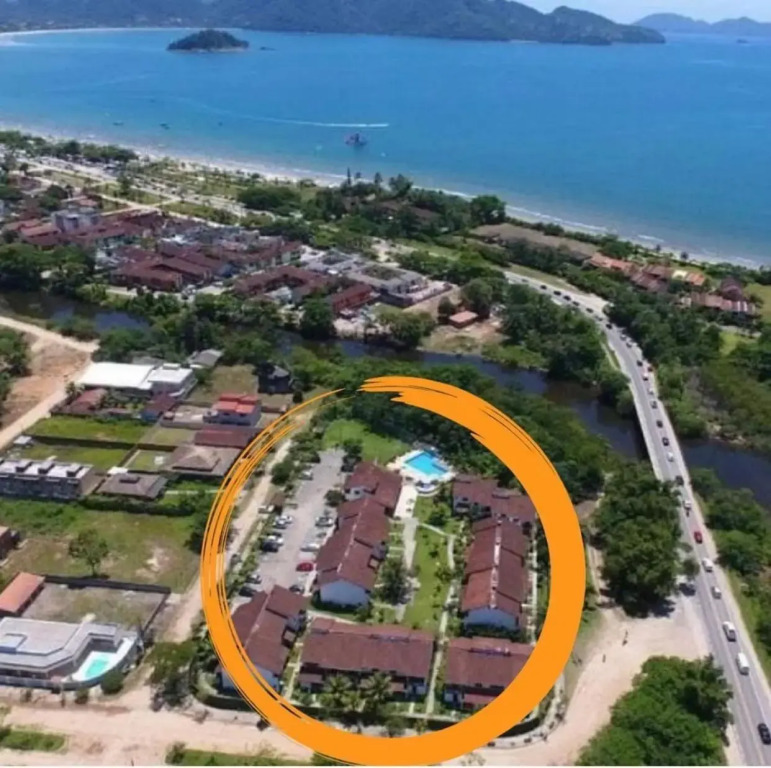 Casa ideal em condomínio fechado a 200m da Praia Maranduba, área de lazer completa