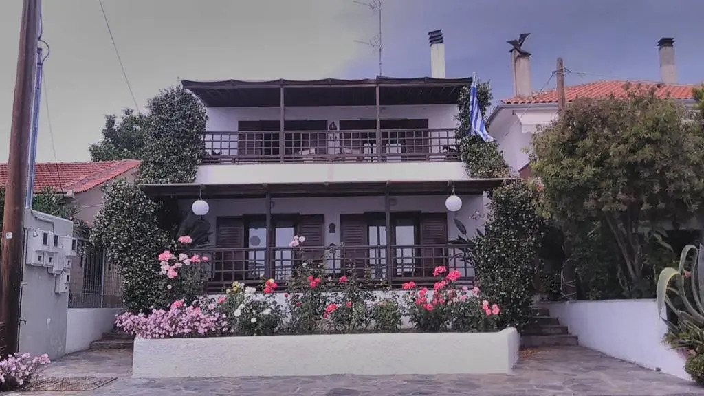 Garden House by the Sea