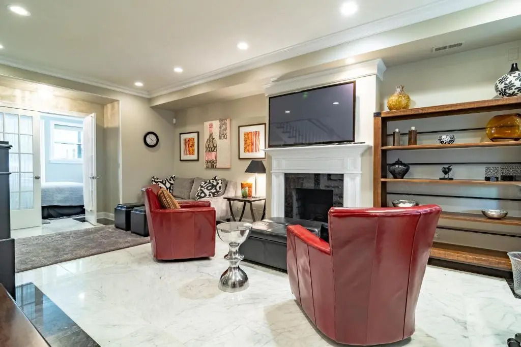 Luxurious Gold Coast 4BR 4-Story Villa with Parking Sleeps 12 Guests