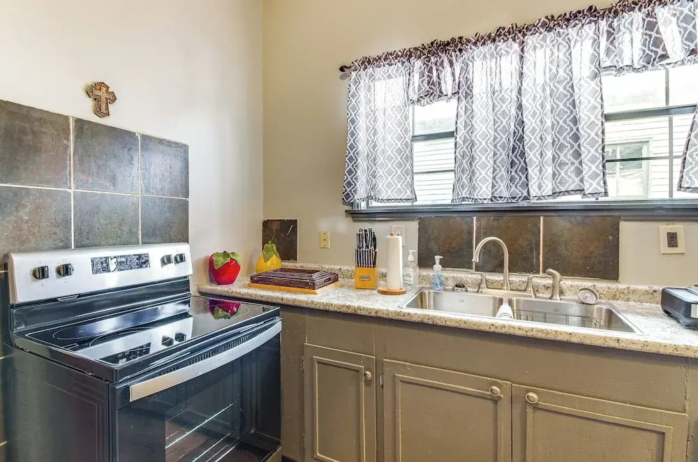 Cozy Vicksburg Home w/ Patio ~ 1 Mi to Riverfront!