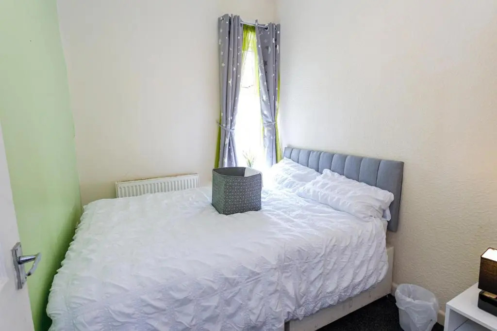 4 Beds Sleeps 6 - Elegance Leisure Stay, Burnley