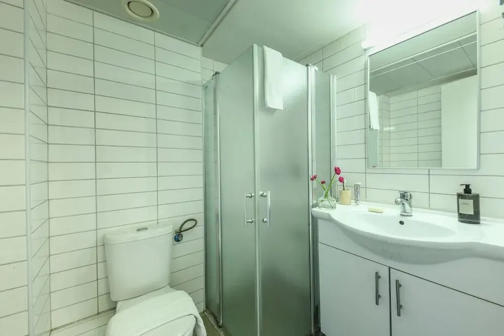 Studio apt w balcony and Kitchen
