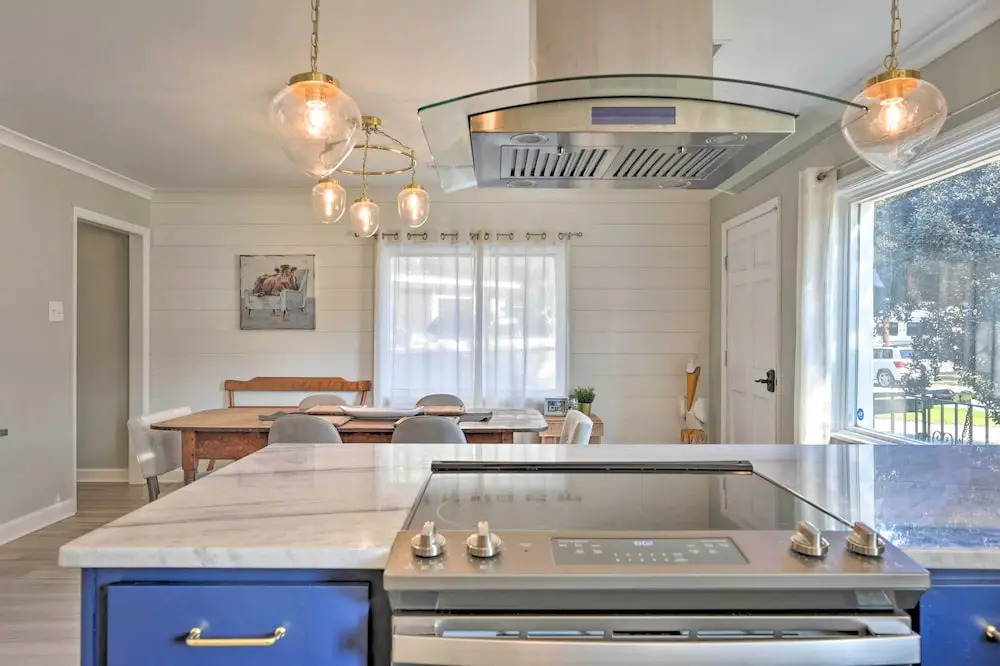 Chic Charleston Home - Half Mile to Park Circle!