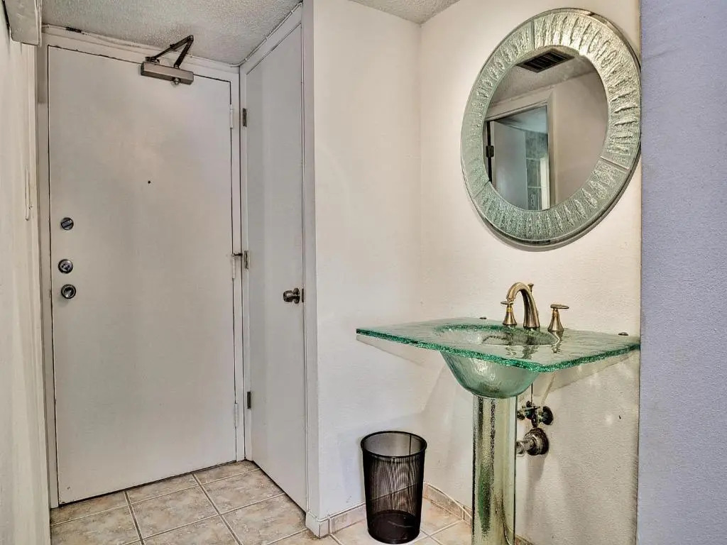 440 West Condos 1508S Walk to the Beach 555