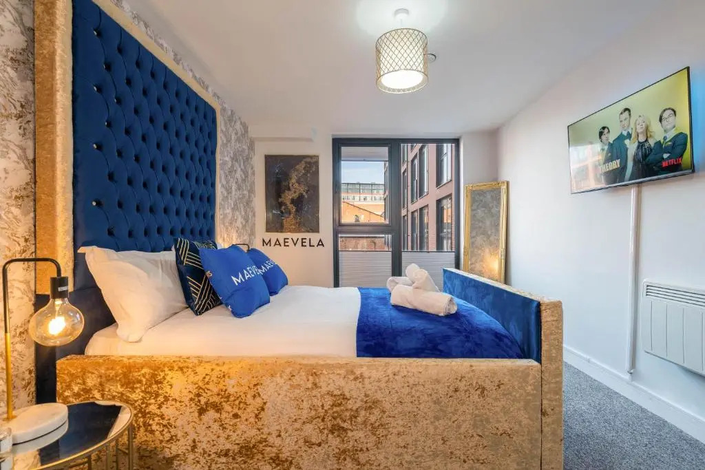 MAEVELA Apartments - Huge 7ft Emperor Luxury 2 Bed Apartment - With Parking - NEW BUILD - City Centre, Digbeth - ROOFTOP TERRACE - PS4 & Smart TV's