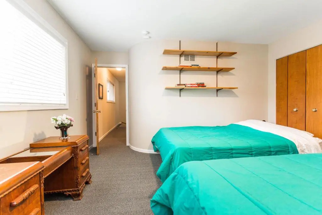 Old Town-Gold Coast Amazing 3 br Home/ Free Parking/ Breakfast/ Backyard/ Walk Everywhere/ Pets OK