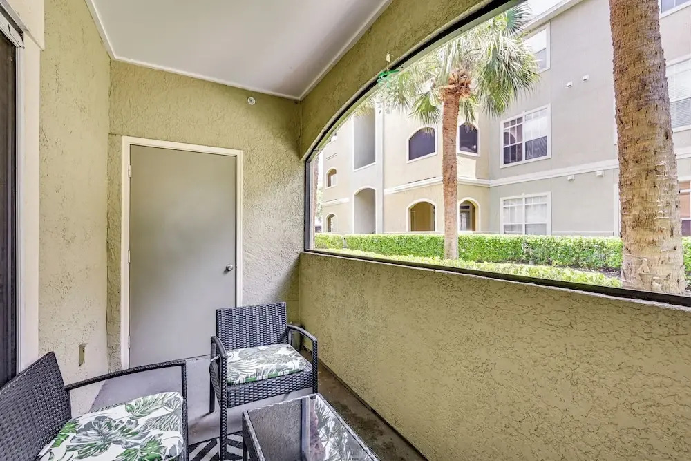 4 Mi to Clearwater Beach: Apt w/ Community Pool!