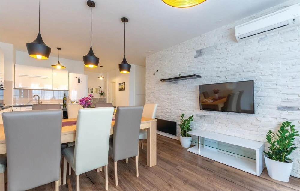 Nice Apartment in Split With 3 Bedrooms and Wifi