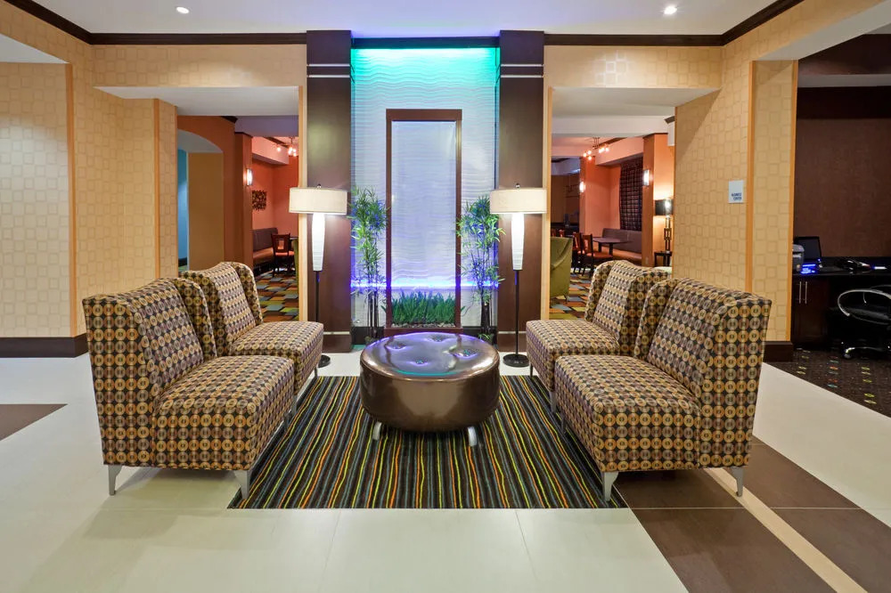 Holiday Inn Express & Suites Dallas W - I-30 Cockrell Hill