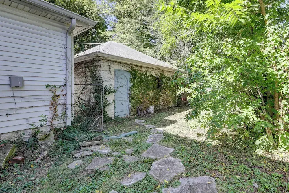 3 Mi to Dtwn Indy: 20th-century Apt w/ Fenced Yard