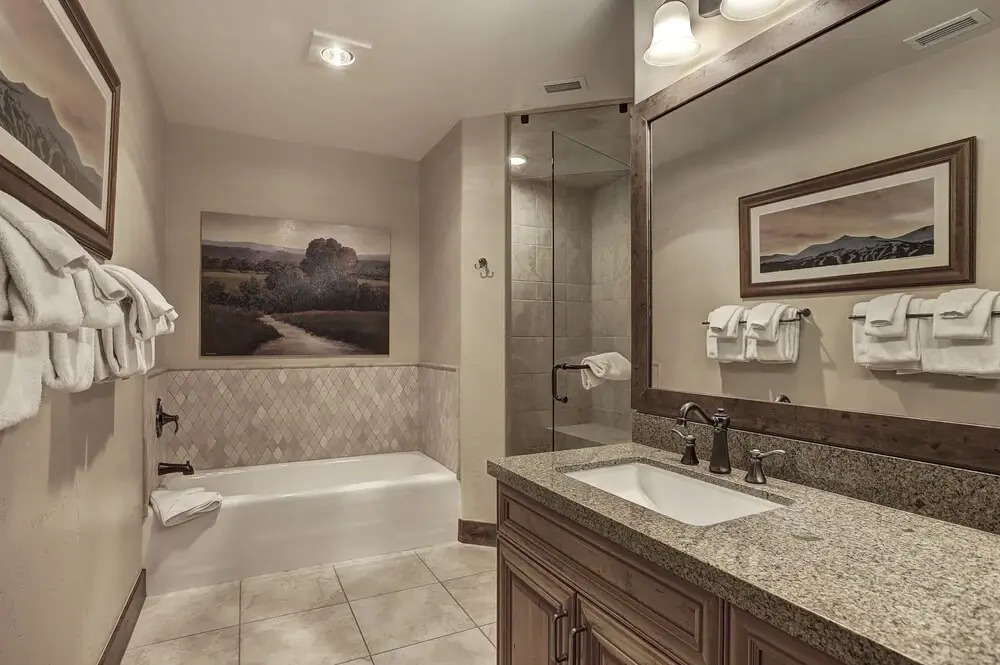 Ski-In, Ski-Out Luxury 4 Bdrm/4 Bath on Peak 7 Condo