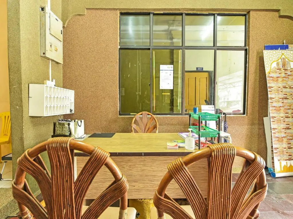 OYO 90706 Empire Inn 2