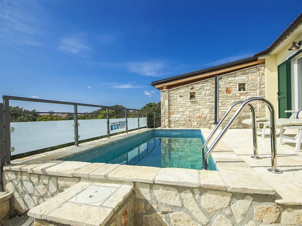 Spacious Holiday Home With Swimming Pool Near Sea in Vodnjan