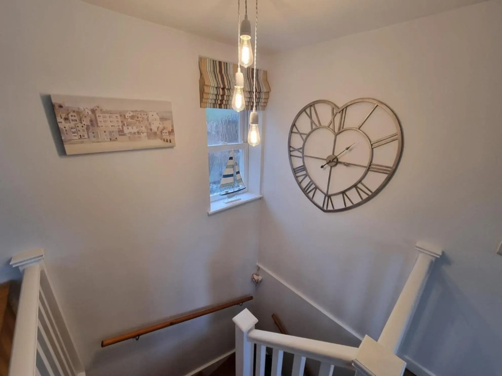 Bespoke coastal 2 bed cottage with free parking