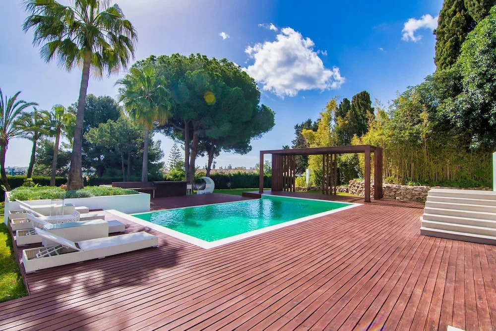 Contemporary Villa 5 bedrooms, huge plot, private pool, short distance beach