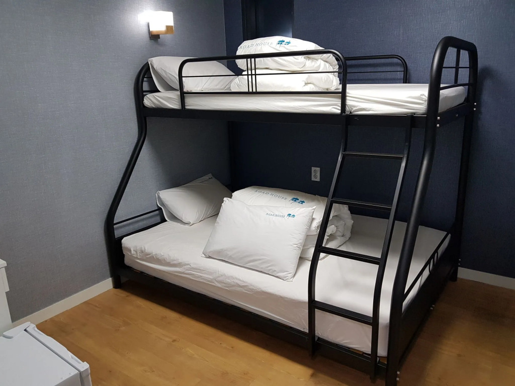Roadhouse Shinchon - Hostel