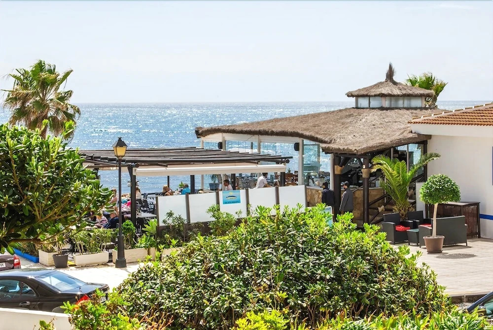 Beachside Apartment with Garden Ref 89