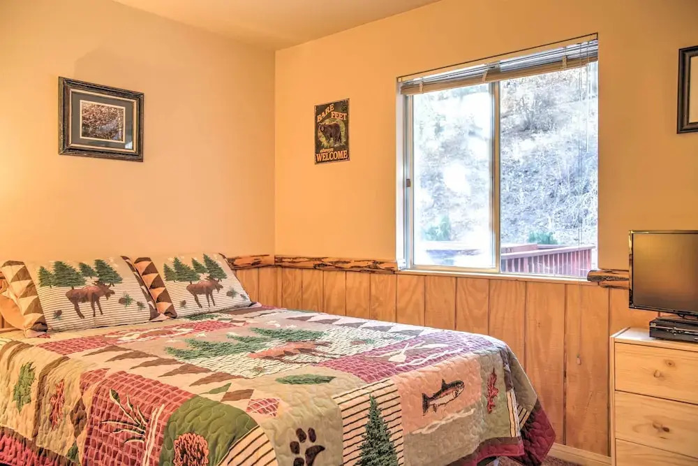 Serene Cabin w/ Hot Tub < 1 Mi to Bear Mountain!