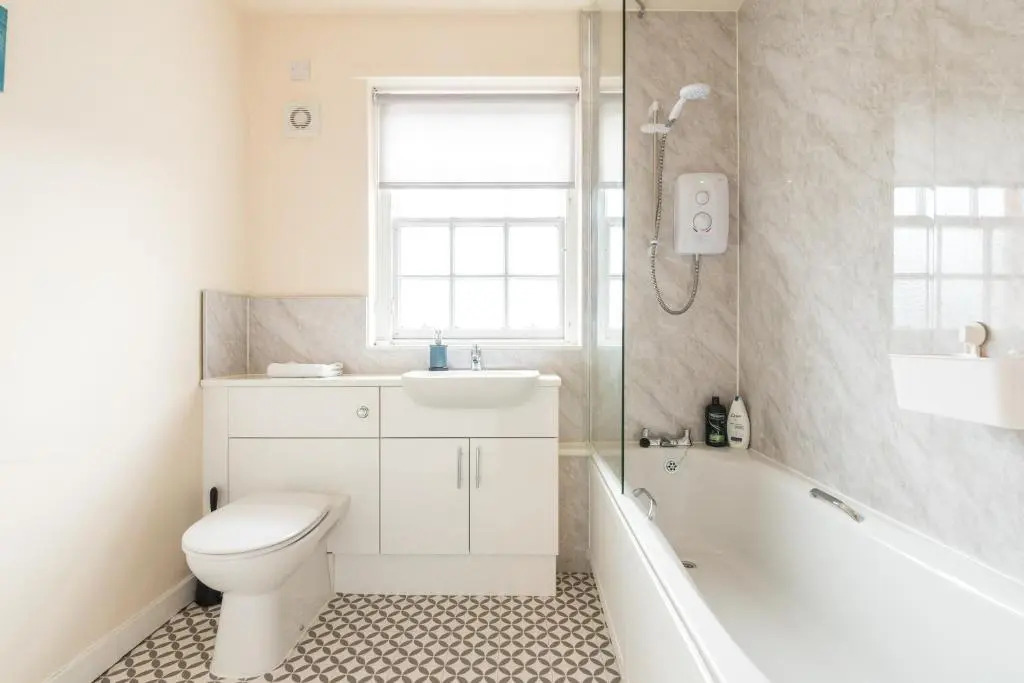 Sunny & spacious Royal Mile apt dating from 1677