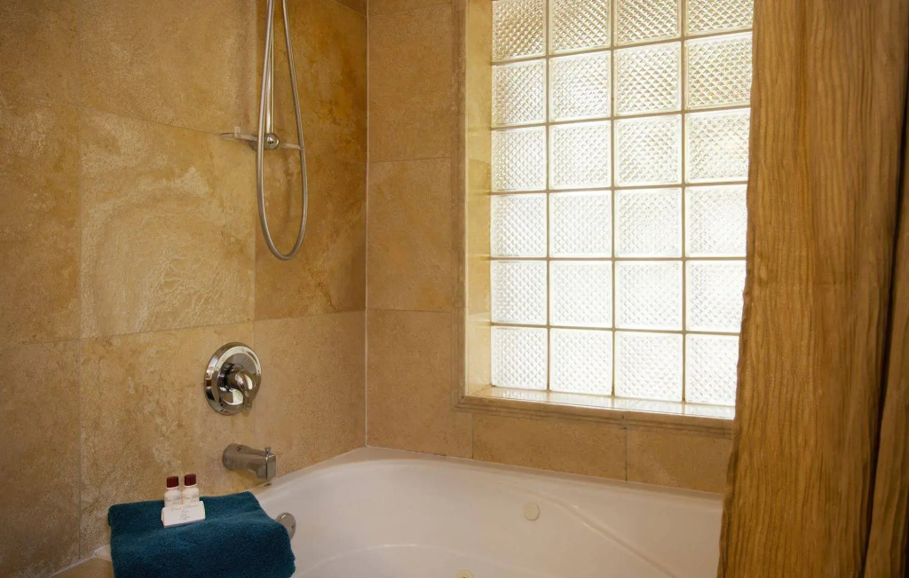 Casa Blanca Inn and Suites