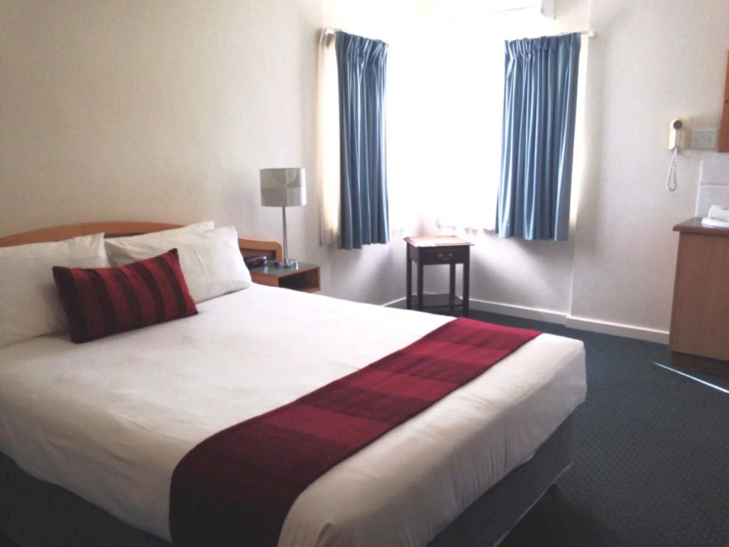 OSheas Royal Hotel