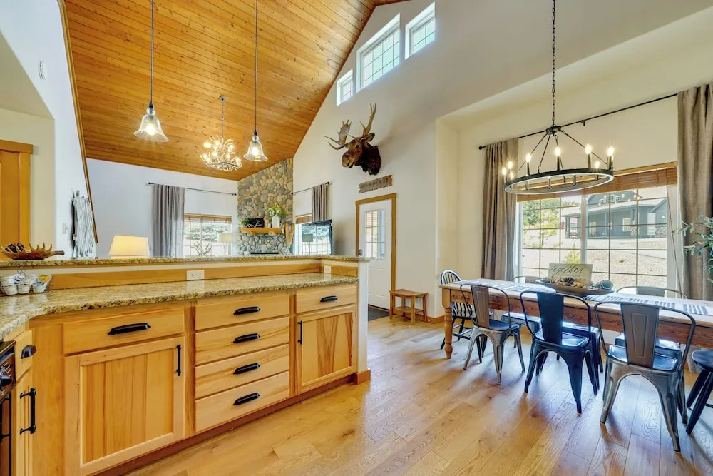 Hot Tub & Fire Pit! Pet-friendly Gem 2 Mi to Lake