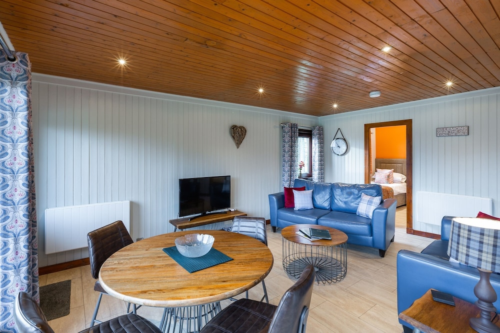 Birch Lodge 14 with Hot Tub