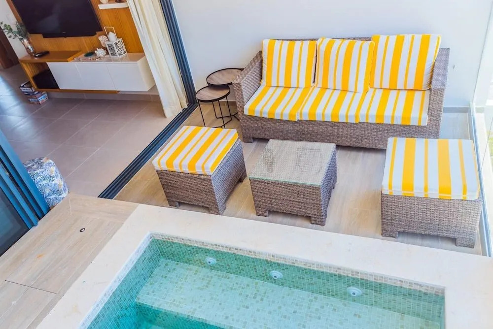 Brand new Luxury Condo With Private Picuzzi 1 Block From the Beach