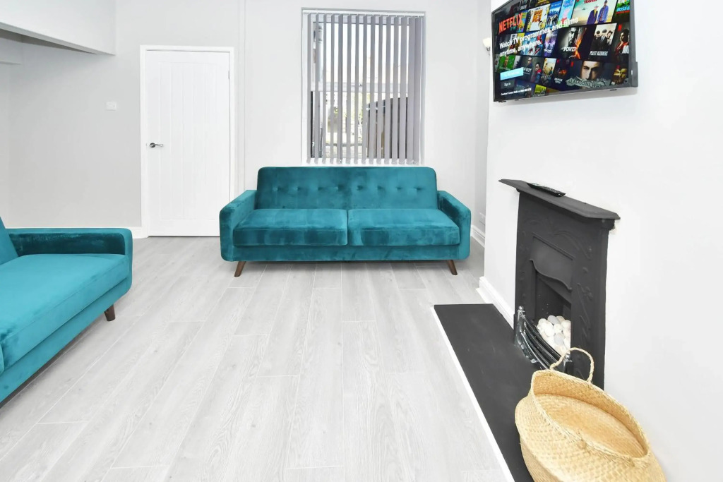 Heathfield House by YourStays, 4BR Home Open for Contractors