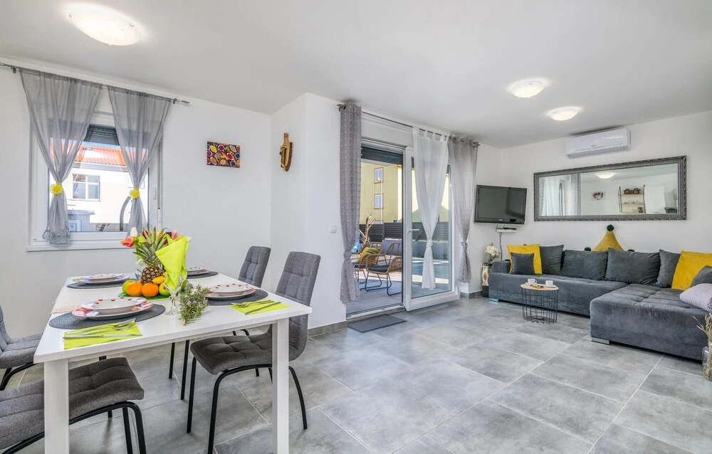 Amazing Apartment in Cizici With Outdoor Swimming Pool, Wifi and 2 Bedrooms