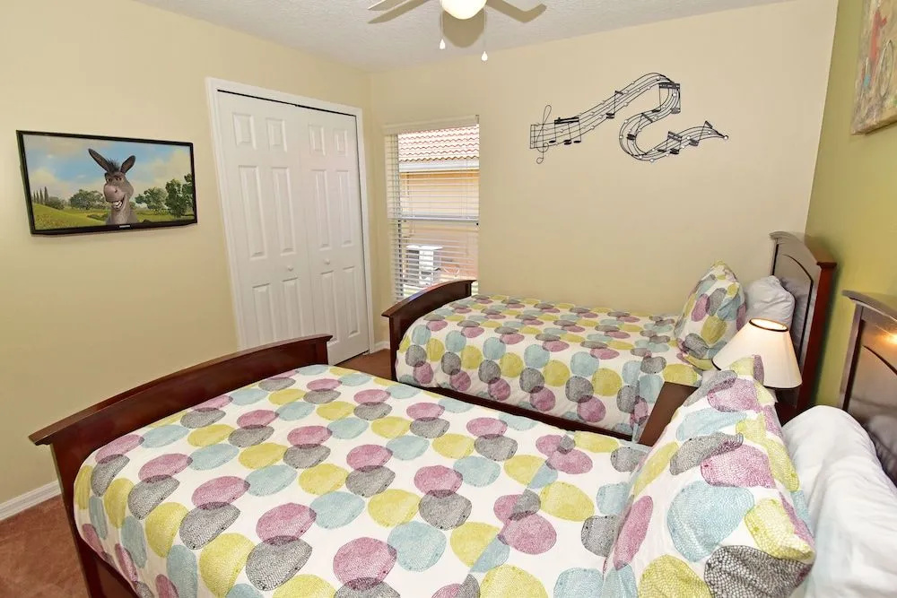 136CAR The Oasis 4 Br home by RedAwning