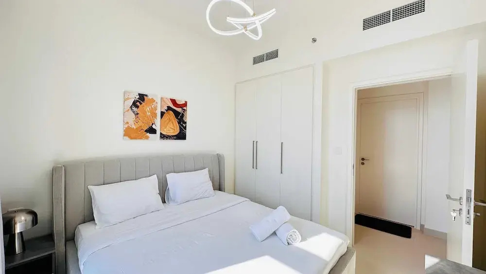 OYO HOME 1350 Premium 1-bed Apt Burj Crow