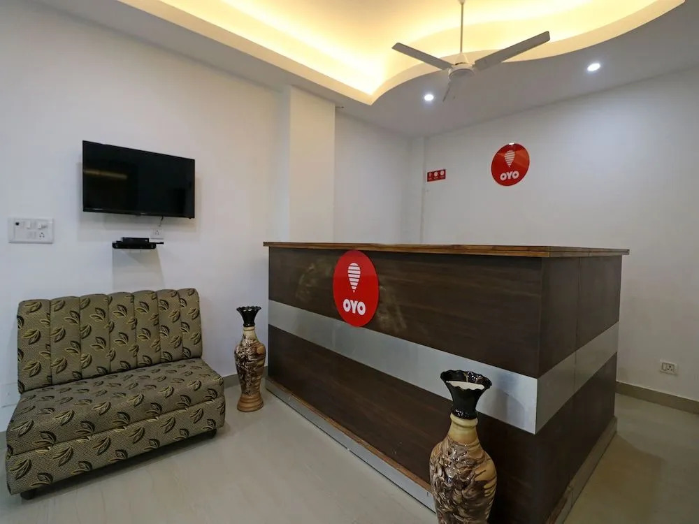 OYO 9915 Petals Inn