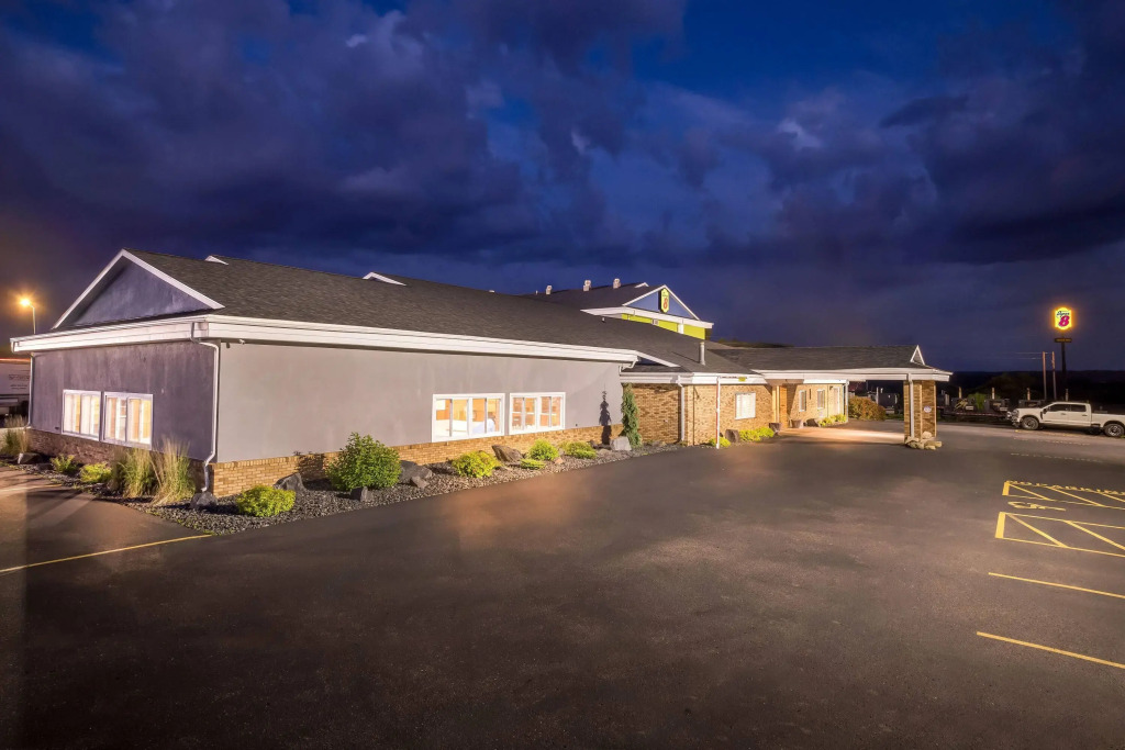 Super 8 by Wyndham Osseo WI