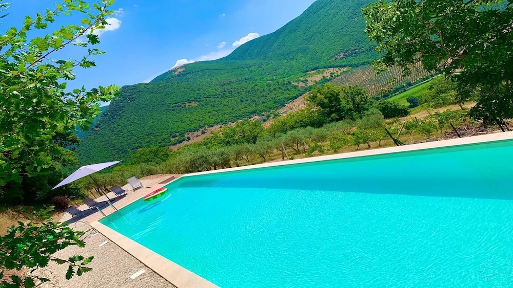 Luxury Silvignano Poolside Villa, Spoleto 8 km, Rome 1 Hr