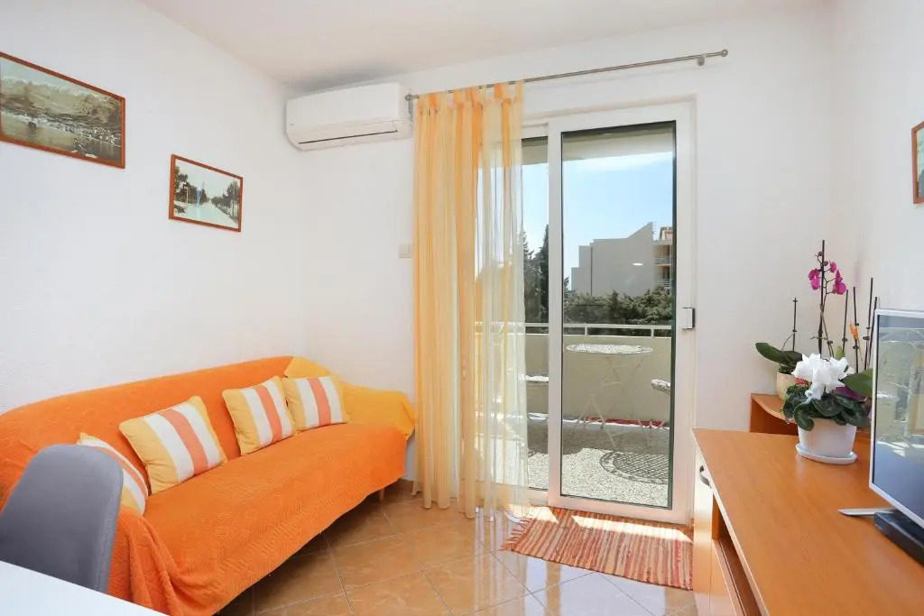 Apartments by the sea Makarska - 20587
